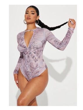 Fashion Nova Mauve Newspaper Print Twist-Front Long Sleeve Bodysuit